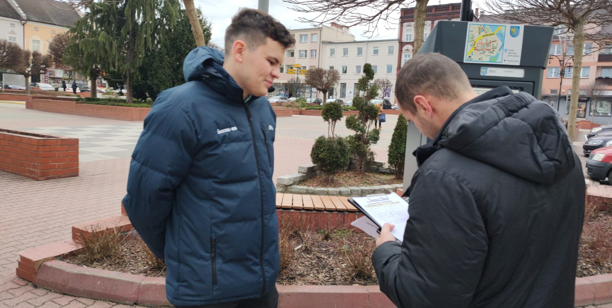 Wiosna 2023 rok. Adam Gomoła na krapkowickim Rynku podczas akcji zbierania podpisów pod petycją o odwołanie ministra oświaty.