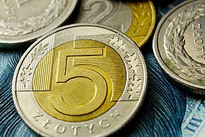 Setki tysięcy Polaków otrzymały nowe świadczenie. Co z resztą?-17494