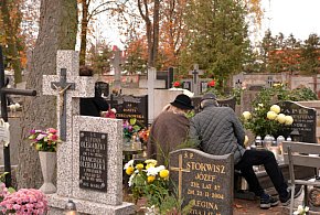 Savoir-vivre na 1 listopada. Jak się zachować podczas wizyty na cmentarzu?-18079